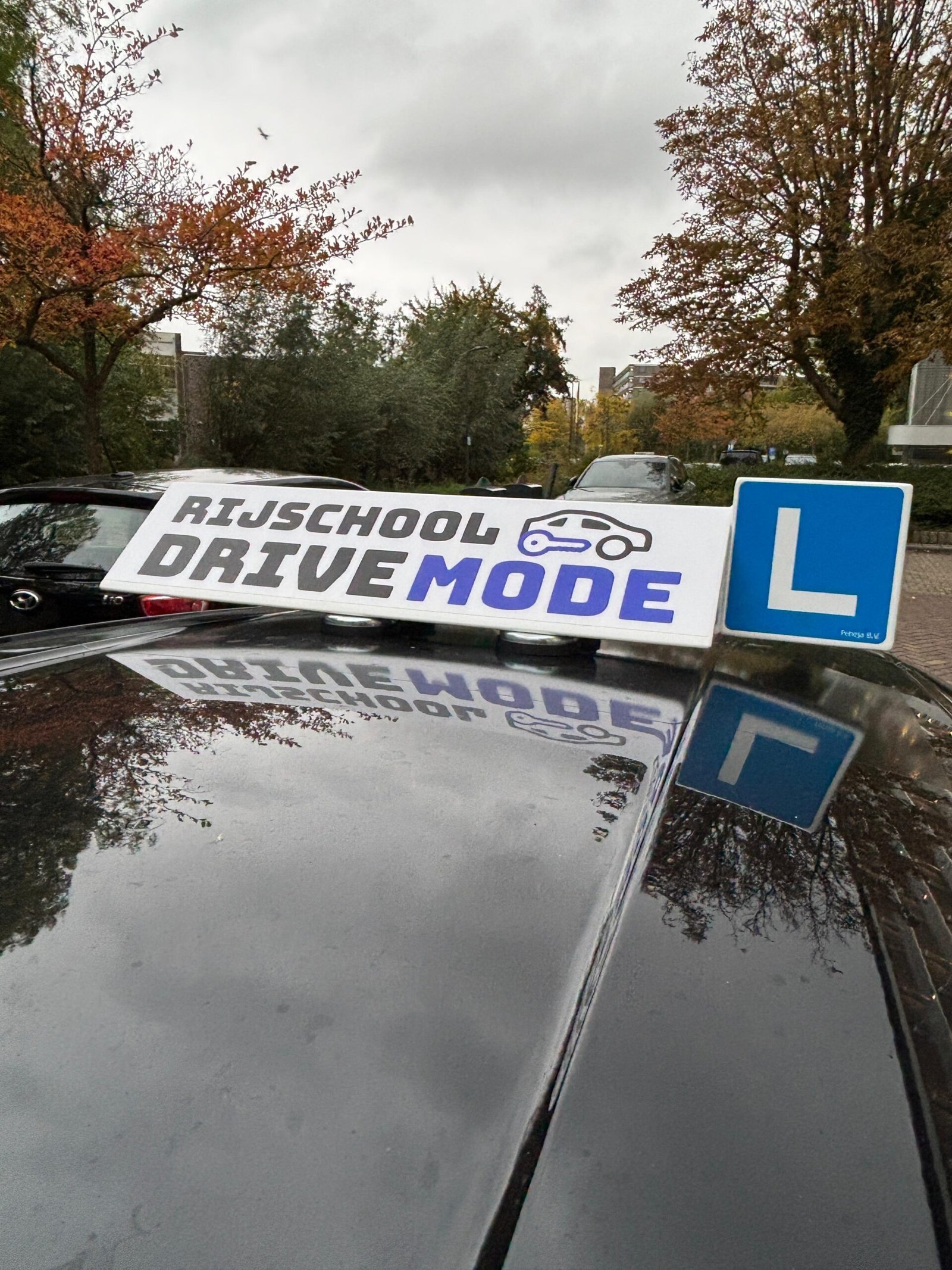 Rijschool DriveMode bord op auto